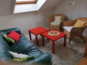 uma sala de estar com um sofá e uma mesa vermelha em Silva Mare, OG 2 em Kellenhusen