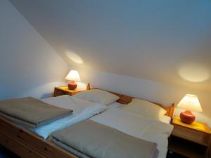 two twin beds in a room with two lamps at Silva Mare, OG 2 in Kellenhusen
