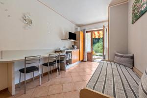 cocina y sala de estar con mesa y sillas en Residence Tatiana A1, en Tremosine Sul Garda
