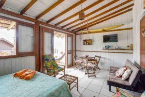 a bedroom with a bed and a table and chairs at Toca da Garoupa in Laguna