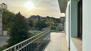 un balcón de una casa con el sol en el cielo en K03 - Castelfidardo, ampio quadrilocale comodo ai servizi, en Castelfidardo