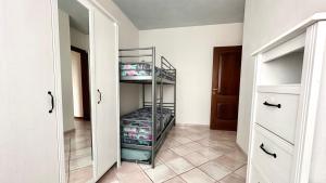 Un vestidor con un estante de metal en una habitación. en K03 - Castelfidardo, ampio quadrilocale comodo ai servizi, en Castelfidardo