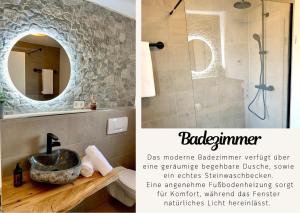 uma casa de banho com um chuveiro, um lavatório e um espelho. em Stilvolles Ferienapartment am Thermalbad mit Blick in die Natur em Bad Saulgau