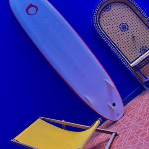 una tabla de surf sobre una silla en Maison 3 chambres Agadir, en Agadir