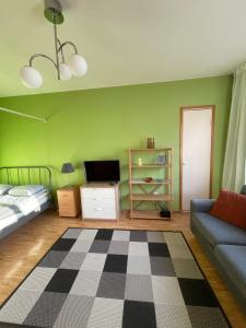 uma sala de estar com uma cama e um sofá em The Golden Glow Apartment Turku em Turku