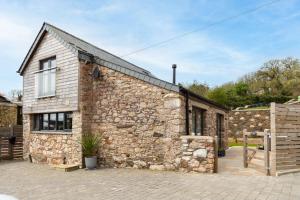 ペイントンにあるThe Dairy, Higher Yalberton Farmの石壁の古い石造家