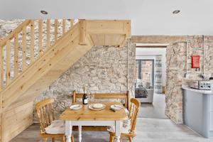 ペイントンにあるThe Dairy, Higher Yalberton Farmのダイニングルーム(木製テーブル、階段付)