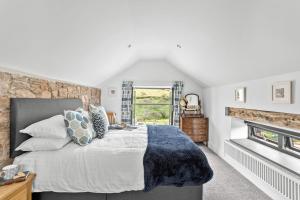 ペイントンにあるThe Dairy, Higher Yalberton Farmの大きなベッドと暖炉のある寝室