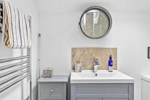 ペイントンにあるThe Dairy, Higher Yalberton Farmの洗面台と鏡のあるバスルーム +20枚の写真