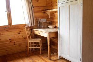 escritorio de madera en una habitación con ventana en Cozy wood hut on the farm, en Třebívlice