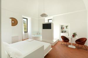 TV a/nebo společenská místnost v ubytování Mastropà Exclusive Resort