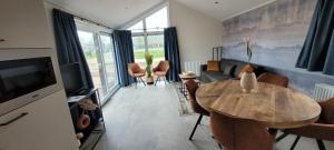 ein Wohnzimmer mit einem Tisch und einem Sofa in der Unterkunft Vakantiepark Bronckhorst in Hengelo + 18 Fotos