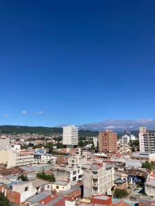 une ligne d'horizon avec des bâtiments et un ciel bleu dans l'établissement San Martín Apart, à San Salvador de Jujuy
