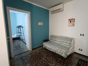 a room with a bed in the corner of a room at Lauretta: Appartamento adiacente metro in Genoa