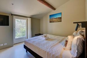 Postel nebo postele na pokoji v ubytování Hostellerie Le Paradou
