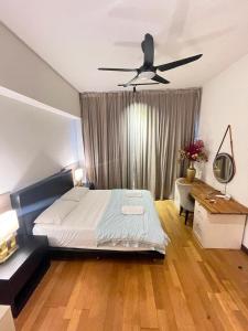 una camera con letto e ventilatore a soffitto di Regalia Home Stay a Kuala Lumpur