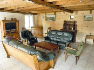 a living room with leather furniture and a fireplace at Maison de 4 chambres avec jardin amenage a Castelnau de Mandailles in Castelnau-de-Mandailles