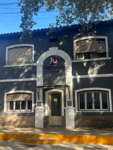 un edificio de ladrillo blanco con puerta y ventanas en Wine Aparts en Mendoza