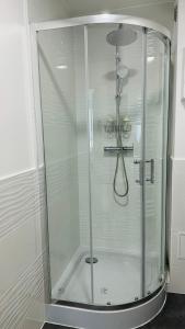 una doccia con box in vetro in un bagno di Nid Confort - 2 pas à la place de Jaude a Clermont-Ferrand Altre 7 foto