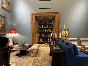 - un salon avec un canapé bleu et une table dans l'établissement Palazzo Shedir - The Leading Hotels of the World, à Rome