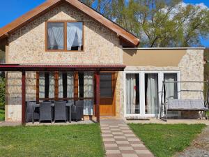 ein Haus mit Stühlen davor in der Unterkunft Willa Magdalena in Świnoujście