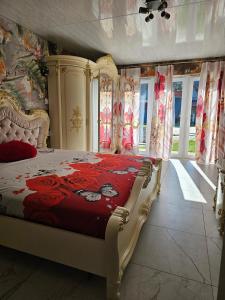 ein Schlafzimmer mit einem großen Bett mit einer roten Decke in der Unterkunft Willa Magdalena in Świnoujście