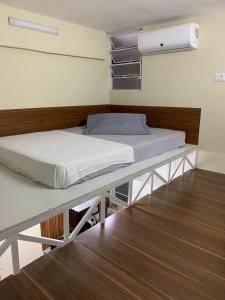 a room with a bed and a table with a mattress at 35 LOFT Quadruplo · LOFT 300mt metrô Jabaquara/900m São Paulo Expo in Sao Paulo