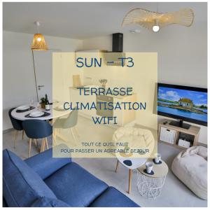 ein Wohnzimmer mit einem blauen Sofa und einem Tisch in der Unterkunft BZHouse - Terrasse - Climatisation - Wifi in Belz