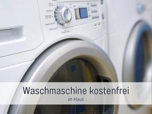 uma máquina de lavar roupa com as palavras lavar maquinesusta em hos em Attraktives Ferienhaus im Grünen em Falkensee