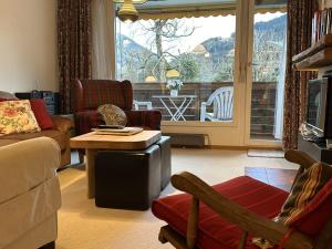 - un salon avec un canapé et une table dans l'établissement Granny Chic Mountain Hideaway, à Gstaad