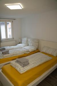 Una cama o camas en una habitación de Nette Altbauwohnung in Biebrich