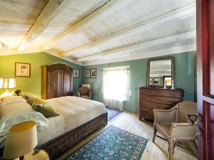 Un dormitorio con una cama, una cómoda y un espejo. en Villa Molinum, en Palazzolo Acreide 32 fotos más