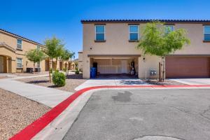 Stylish Home with Pool Access, 10 Mi to Vegas Strip! في لاس فيغاس: منزل به كبح احمر بجوار ممر