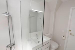 y baño blanco con lavabo y ducha. en DIFFERENTFLATS Bello Horizonte, en Salou