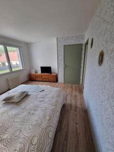 a bedroom with a large bed in a room at Appartement Mers les Bains à deux pas de la plage. in Mers-les-Bains