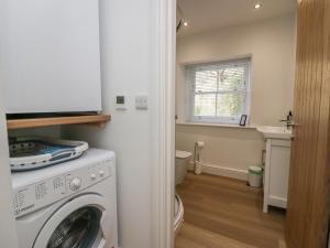 - une buanderie avec un lave-linge et un sèche-linge dans l'établissement Dalegarth Hall Farm Cottage 1, à Holmrook 41 autres photos