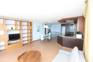 a living room with a kitchen and a table in a room at DIFFERENTFLATS Rubens in Salou