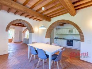 cocina con mesa blanca y sillas en Il Fienile - I Borghi Della Selvaccia en Cennina