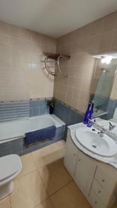 une salle de bains avec lavabo, baignoire et toilettes dans l'établissement Mas Japimon, à Creixell