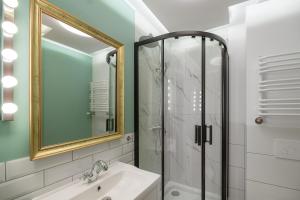 a bathroom with a shower and a sink and a mirror at Piernikowy i Cynamonowy Toruń z parkingiem in Toruń +53 photos