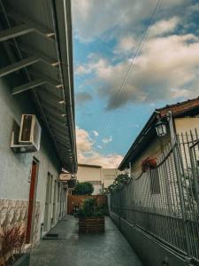 伊格雷日尼亞的住宿－Apto Serrano，两栋建筑之间的小巷,有栅栏