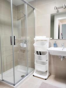 un bagno con doccia e lavandino di Sweet home Abades ad Abades