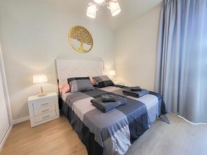 una camera con un grande letto e un comodino con una lampada di Sweet home Abades ad Abades