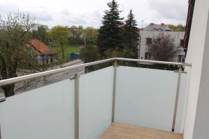 un balcon vide avec vue sur un bâtiment dans l'établissement Apartament przy Zodiaku, à Mrągowo
