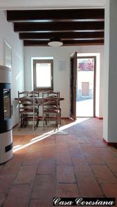 Zimmer mit einem Tisch und Bänken in einem Gebäude in der Unterkunft Antica torre del castello Casa Ceresiana in Carabietta