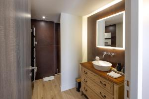 a bathroom with a sink and a mirror at le 47, une pause à la campagne in Duisans