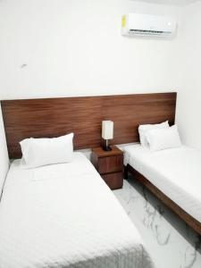 - 2 lits dans une chambre avec des draps blancs dans l'établissement Departamento en tulum Quintana roo, à Tulum