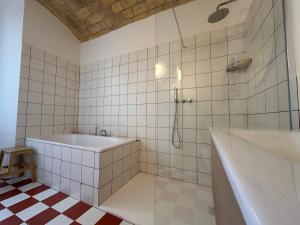 un baño con bañera y ducha en Santamaura Vatican Apartment, en Roma