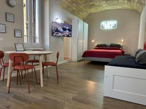 una habitación con una cama, una mesa y sillas en Santamaura Vatican Apartment, en Roma