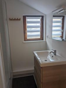 łazienka z umywalką i oknem w obiekcie La ferme du guindal w mieście Marquise